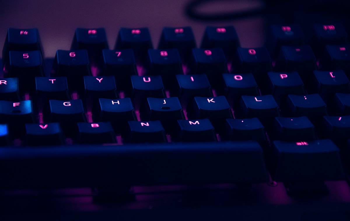 Comparison of streaming lights for pc showing poor vs professional lighting results