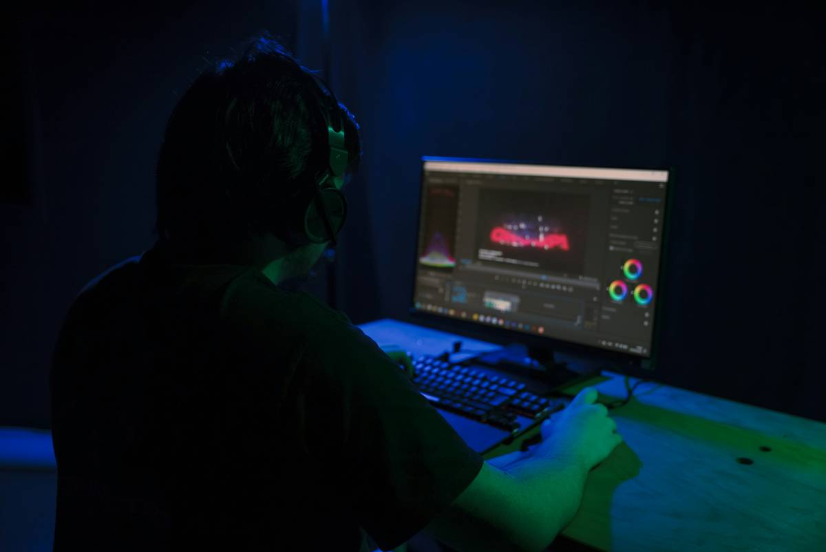 Comparison of poor vs optimized streaming light gaming setups showing dramatic visual difference