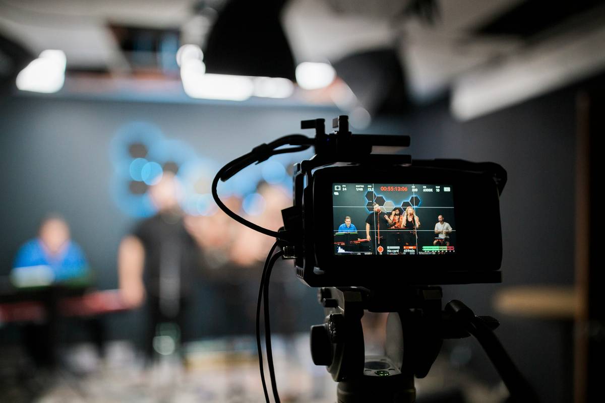 Comparison of good vs bad streaming lighting setups for how to light a stream